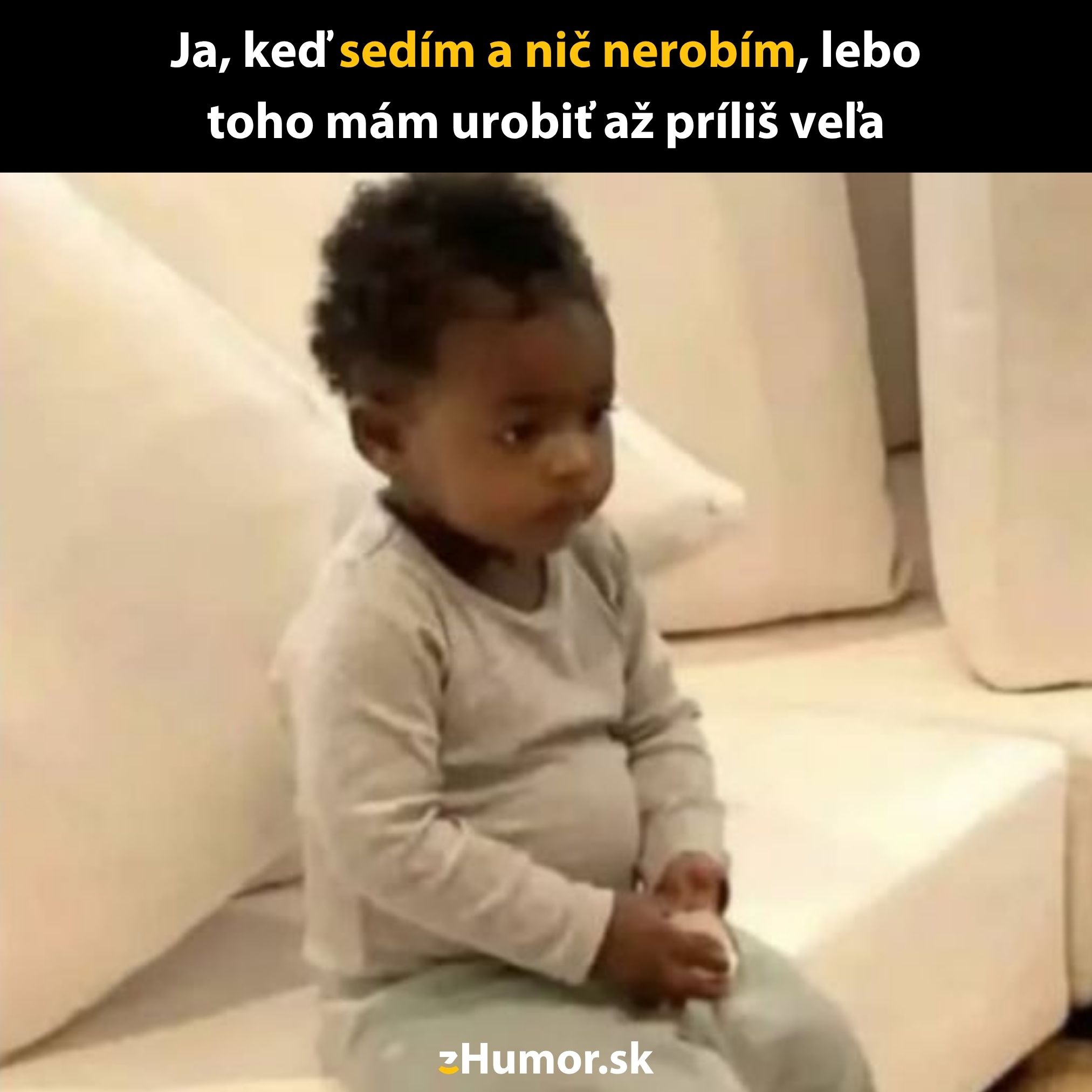 Dieťa sedí na pohovke a vyzerá zamyslene. Text hovorí o pocite, keď je práce príliš veľa.