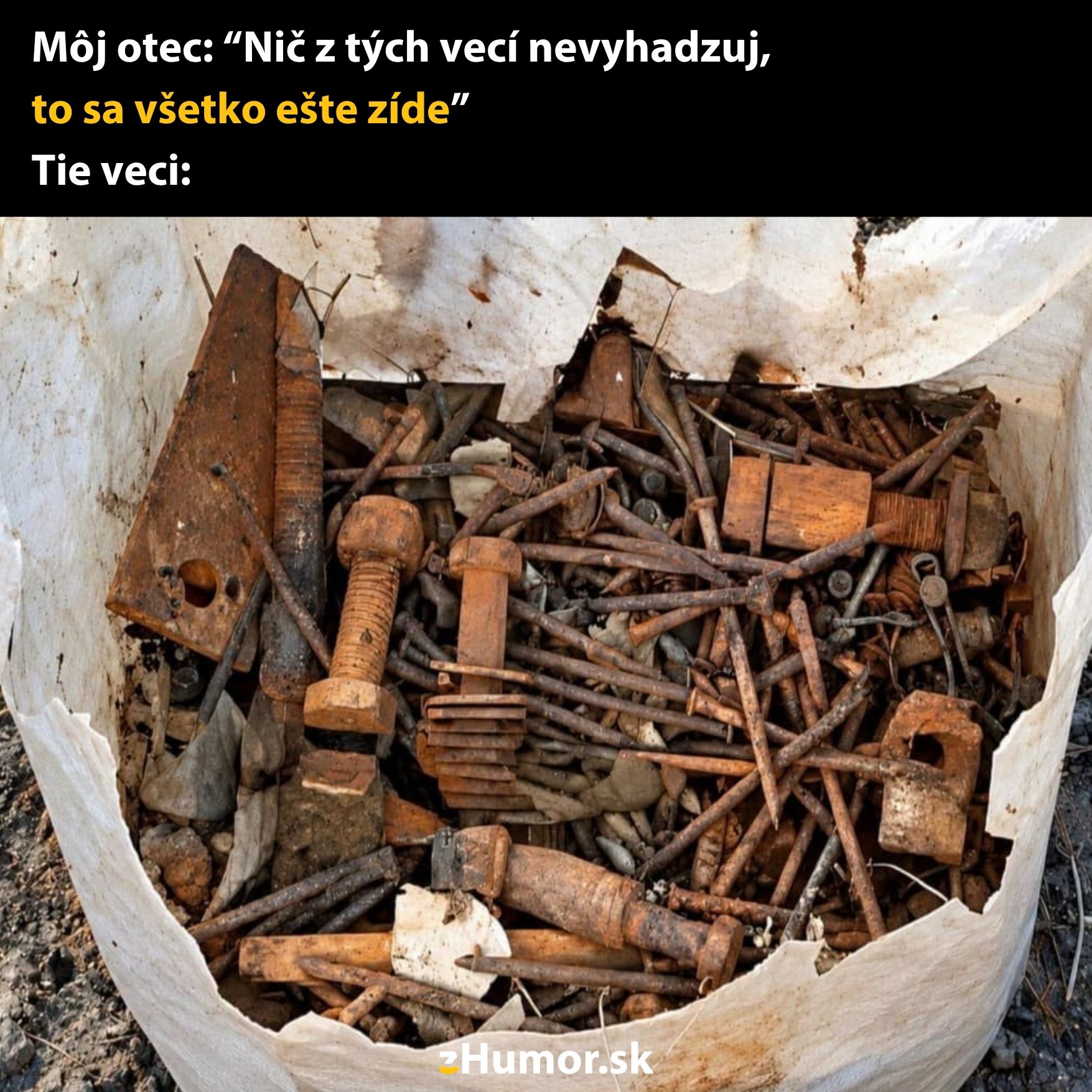 Kopa starých hrdzavých skrutiek a klincov v papierovom vreci, ktoré si otec chce ponechať na neskôr.