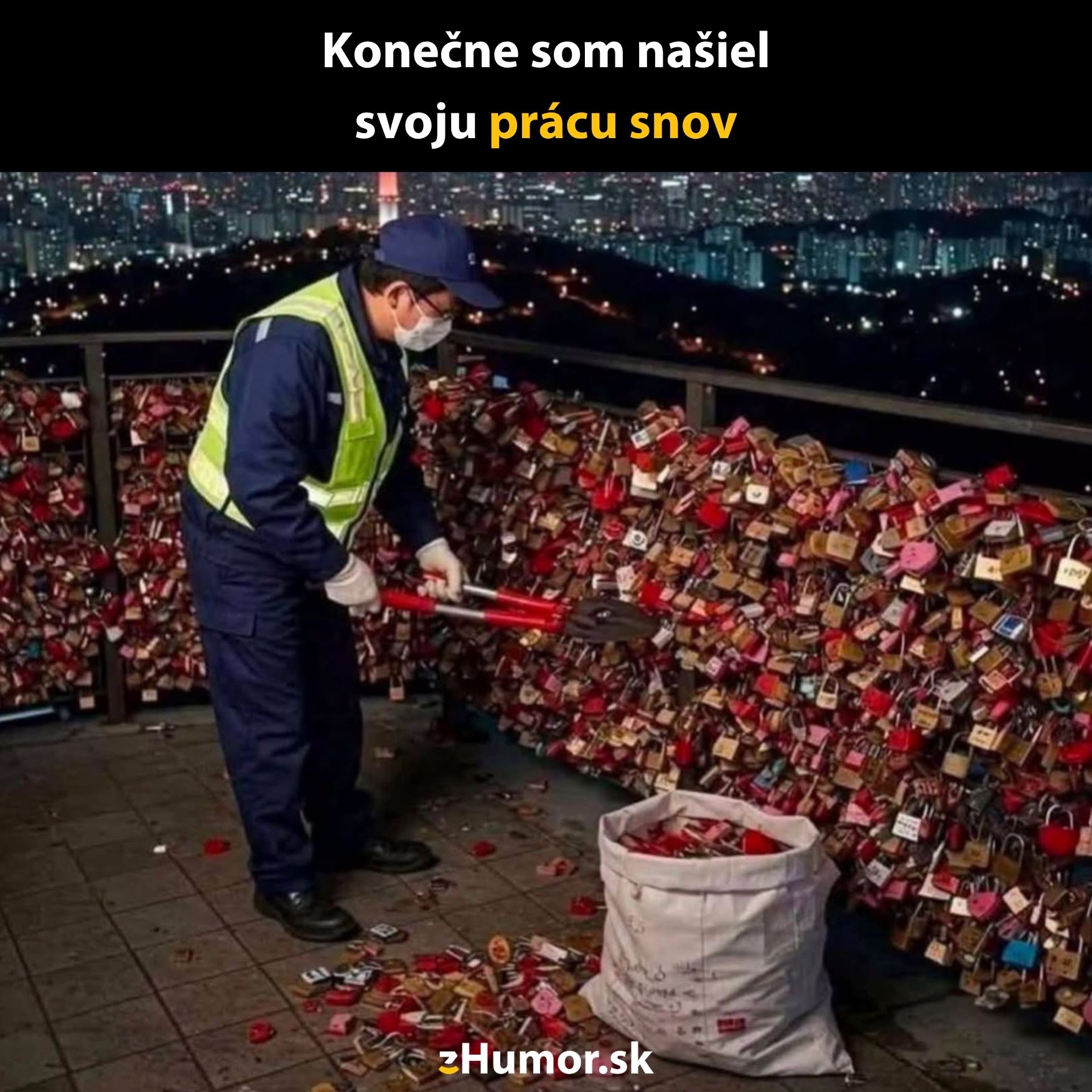 Pracovník odstraňuje zámky z mosta s krásnym nočným výhľadom na mesto v pozadí.