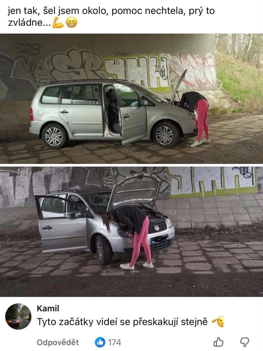 Žena v ružových legínach kontroluje motor auta pod grafitovým mostom. Otvorené dvere a kapota motora.