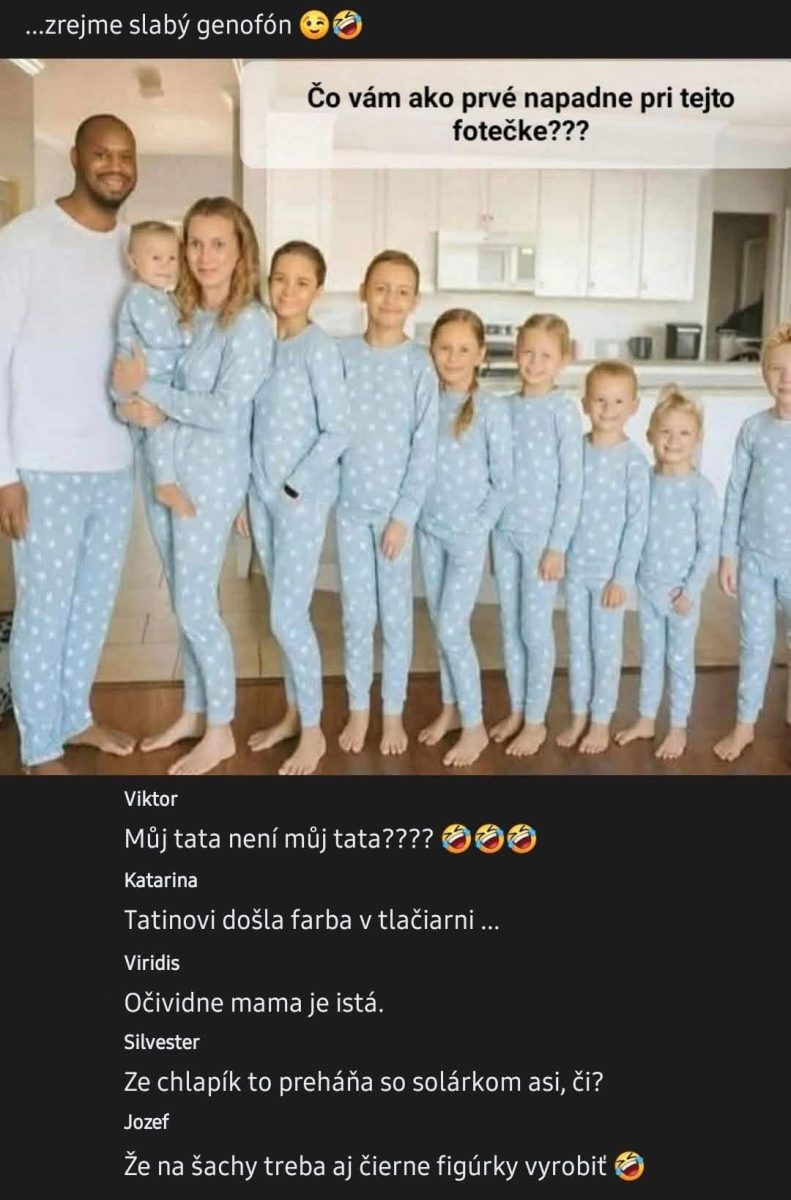 Rodina v rovnakých modrých pyžamách s humornými komentármi o rozdieloch v zovňajšku.