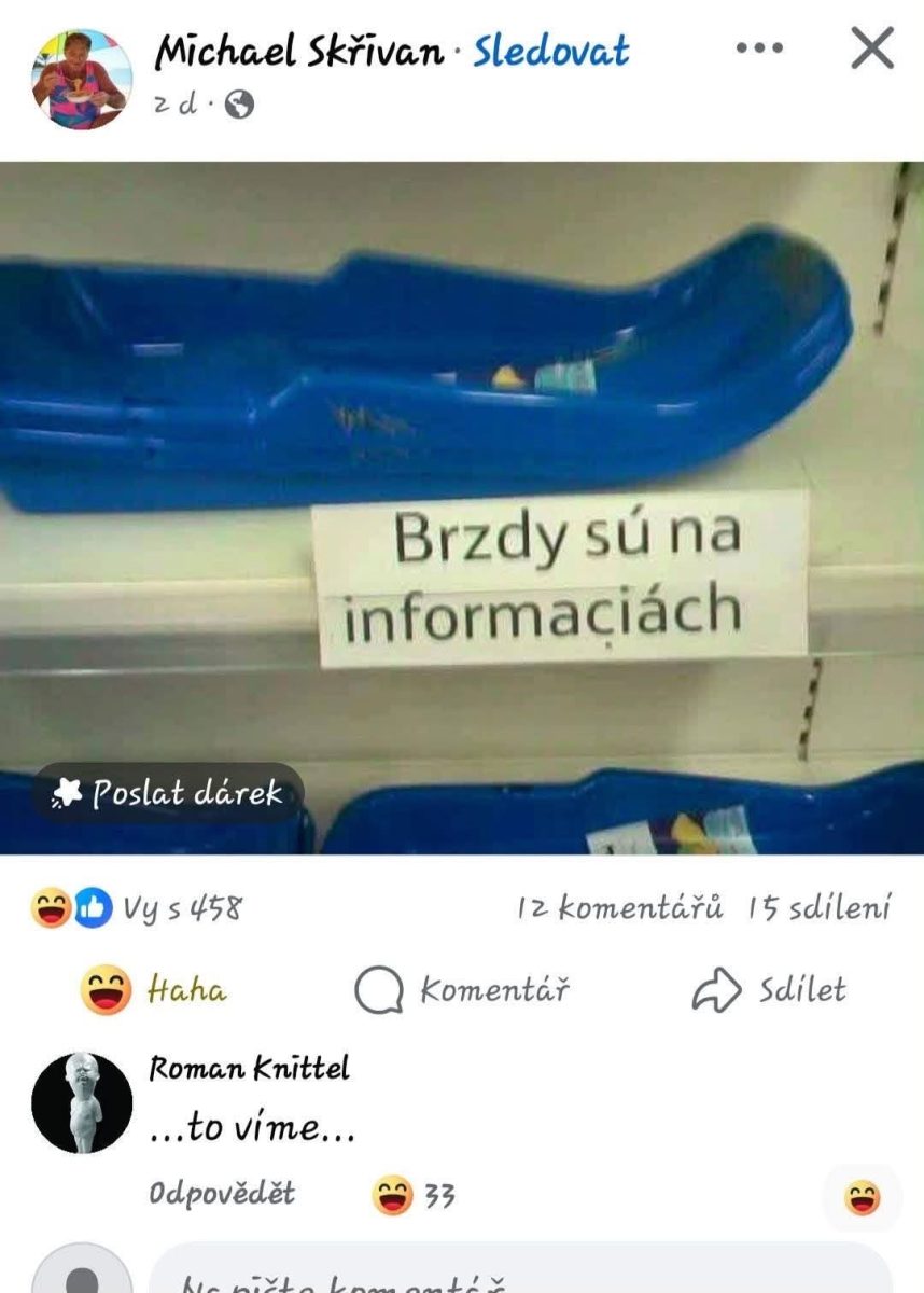 Modrá plastová vanička s vtipným nápisom Brzdy sú na informáciách na regáli v obchode.