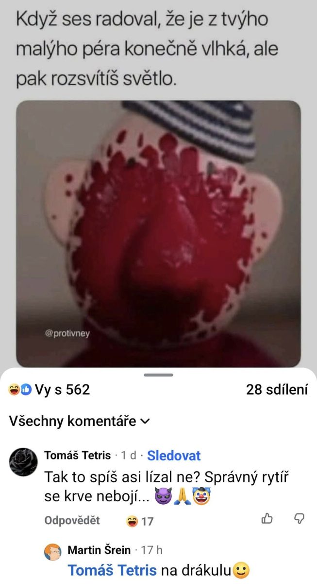Neznámy obrázok s červenou postavou pokrytou farbou, vtipný komentár pod príspevkom.