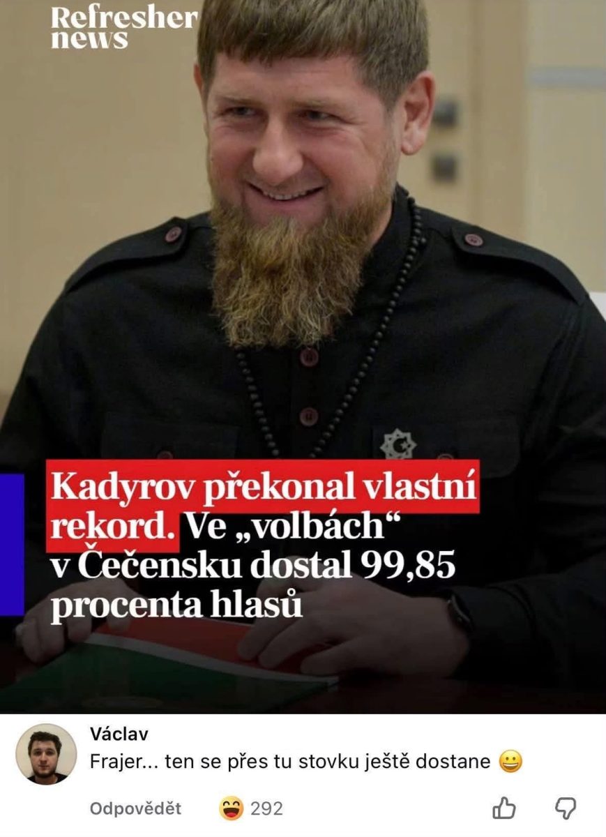Usmievavý muž s bradou v uniformovanom odeve, titulky o volebnom výsledku 99,85 % hlasov v Čečensku.