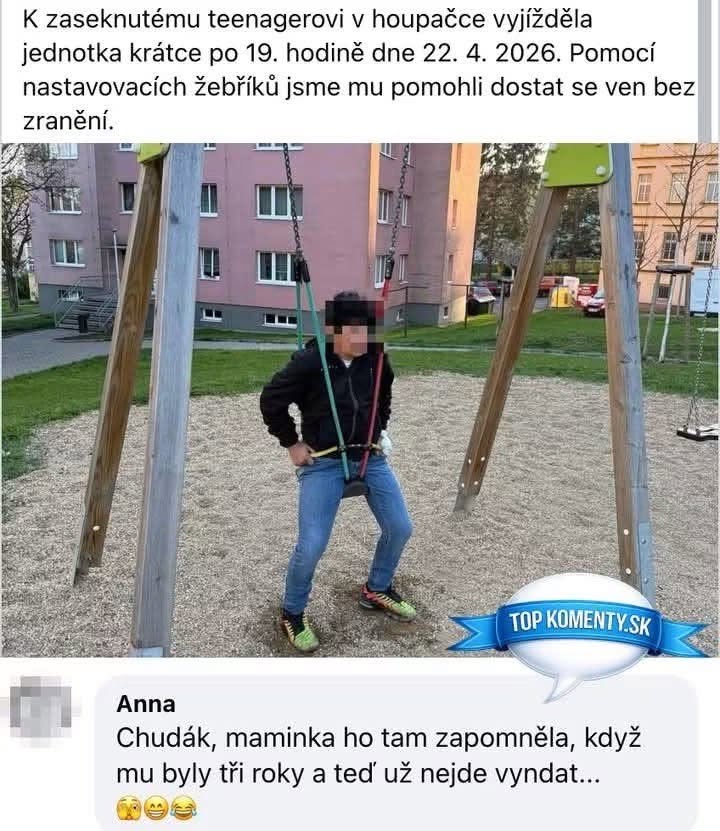 Teenager uviaznutý v hojdačke na ihrisku, záchrana pomocou nastavovacích rebríkov, úsmevný okamih.