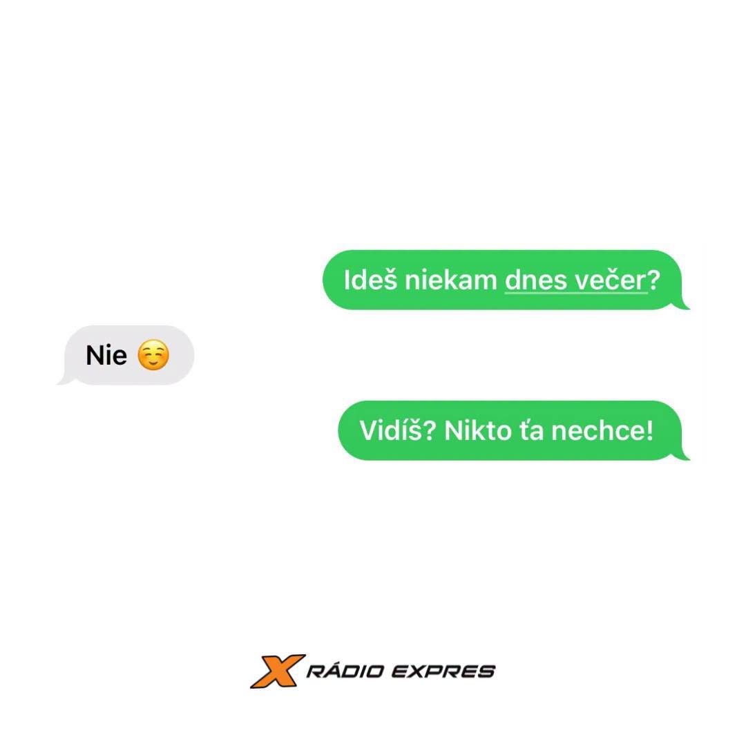 Textová konverzácia: Otázka o večerných plánoch, odpoveď s úsmevom nie, humor v odmietnutí. Rádio Expres.