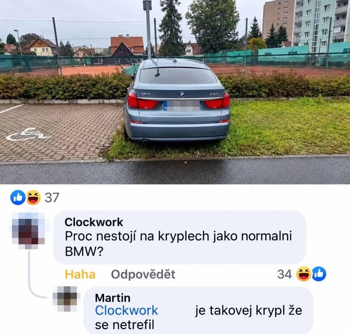 Auto BMW zle zaparkované čiastočne na tráve a invalídnom mieste vedľa humorné komentáre na sociálnych sieťach.