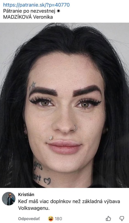Neznáma žena s tetovaniami a piercingmi, text v príspevku žartuje o počte jej doplnkov.