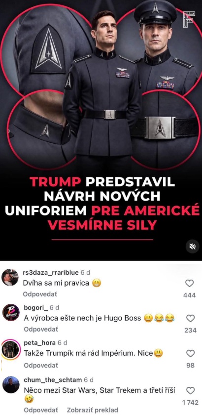 Dvaja muži v nových uniformách amerických vesmírnych síl s emblémami a čiapkami.