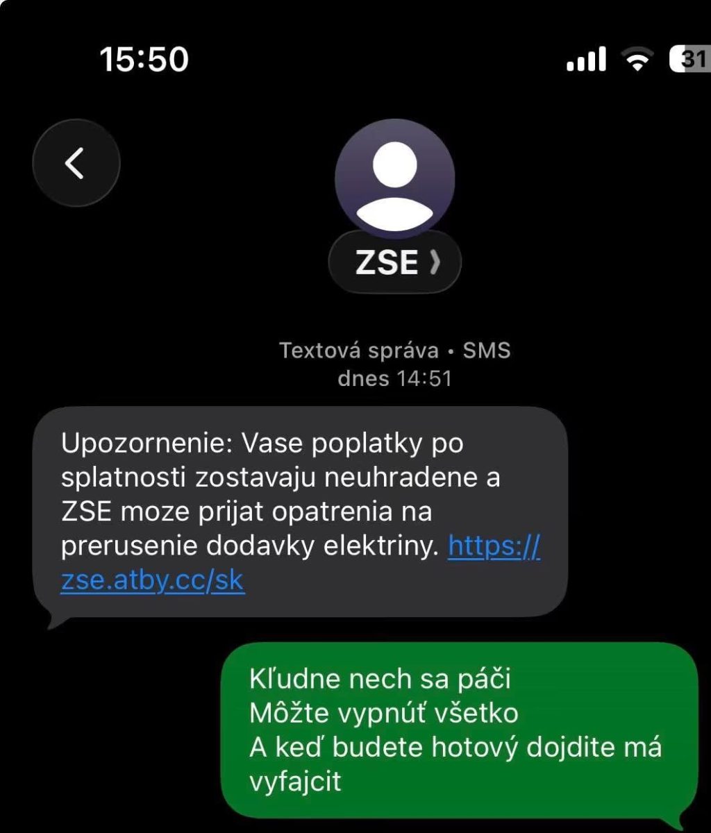 SMS výstraha o nevyhradenom poplatku za elektrinu, nasleduje uvoľnená reakcia zákazníka.