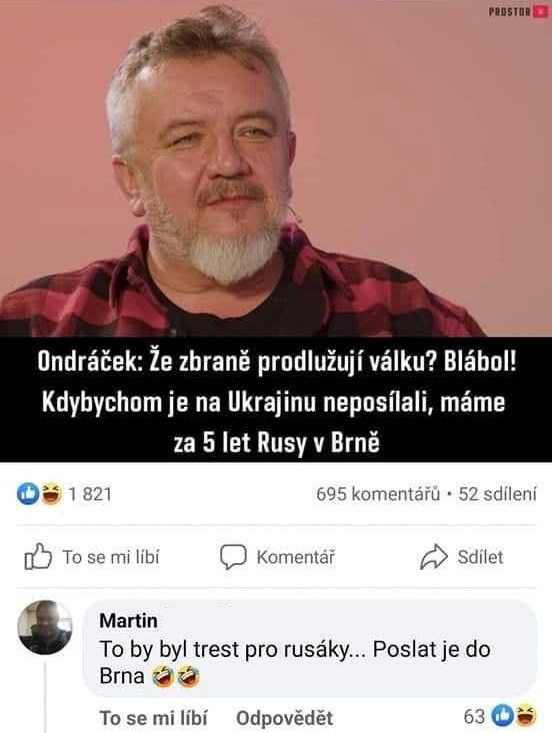 Osoba na obrázku s textom o vojenských dodávkach na Ukrajinu a komentárom o treste pre Rusov v Brne.