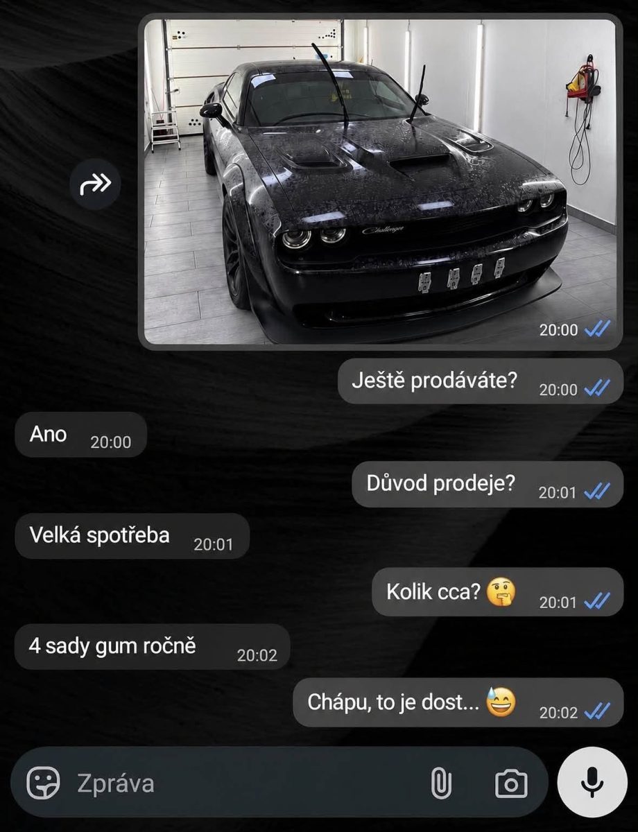 Čierny športový automobil v garáži, ku ktorému prebieha konverzácia o jeho veľkej spotrebe a predaji.