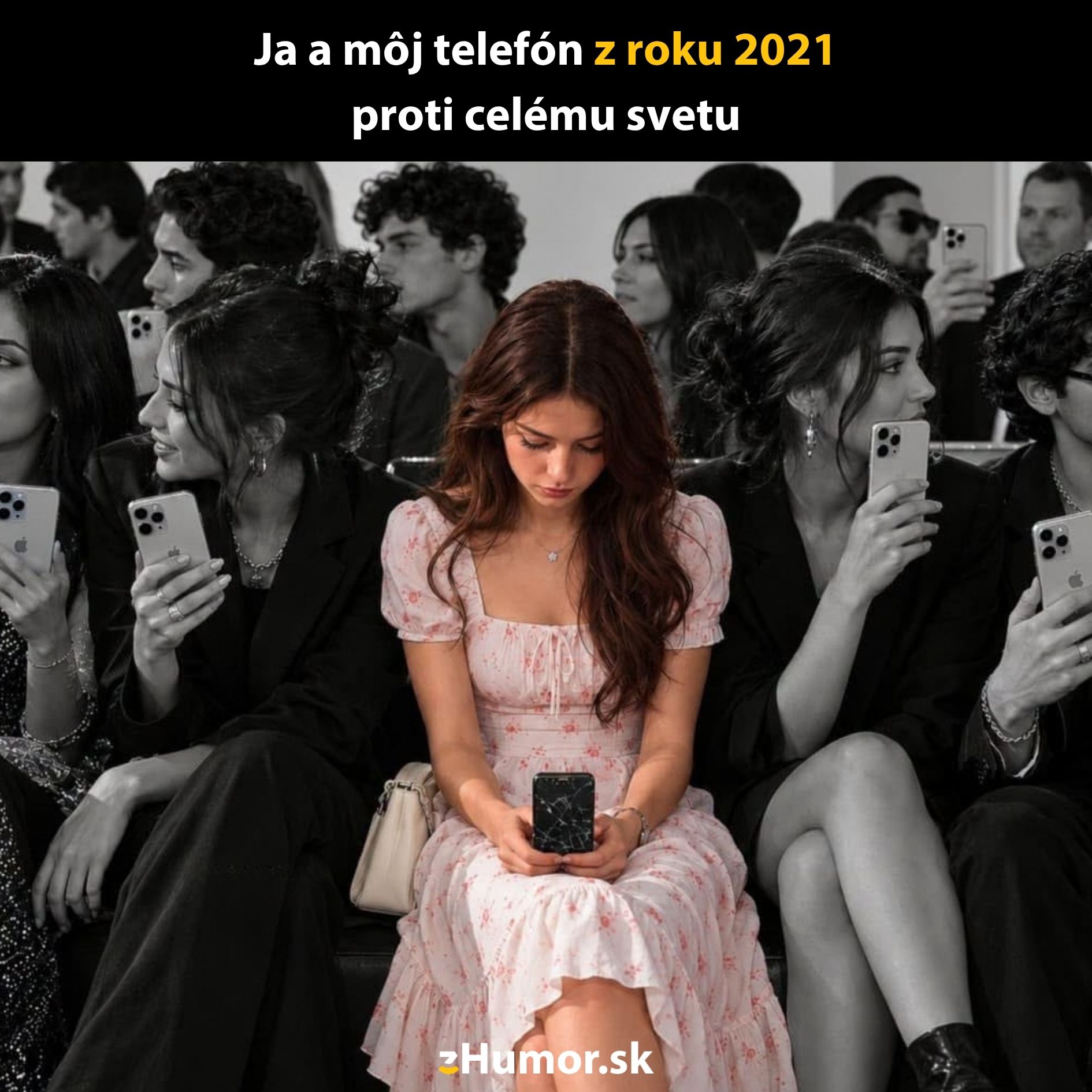 Žena v pastelových šatách s použitým telefónom sedí medzi ľuďmi s novšími modelmi mobilov.