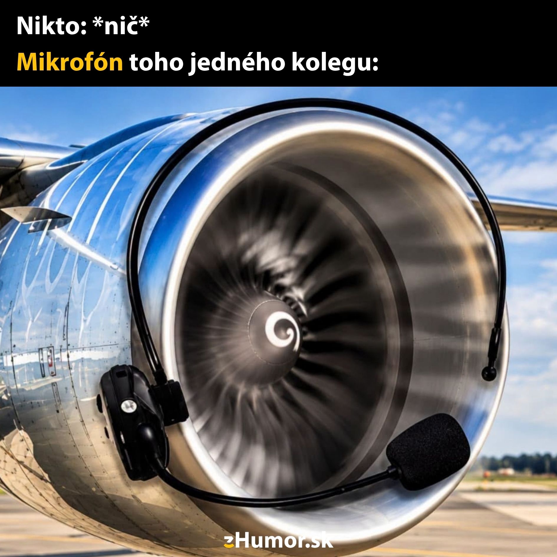 Motor lietadla s pripojeným mikrofónom, vtipne poukazuje na hlasitosť kolegu.