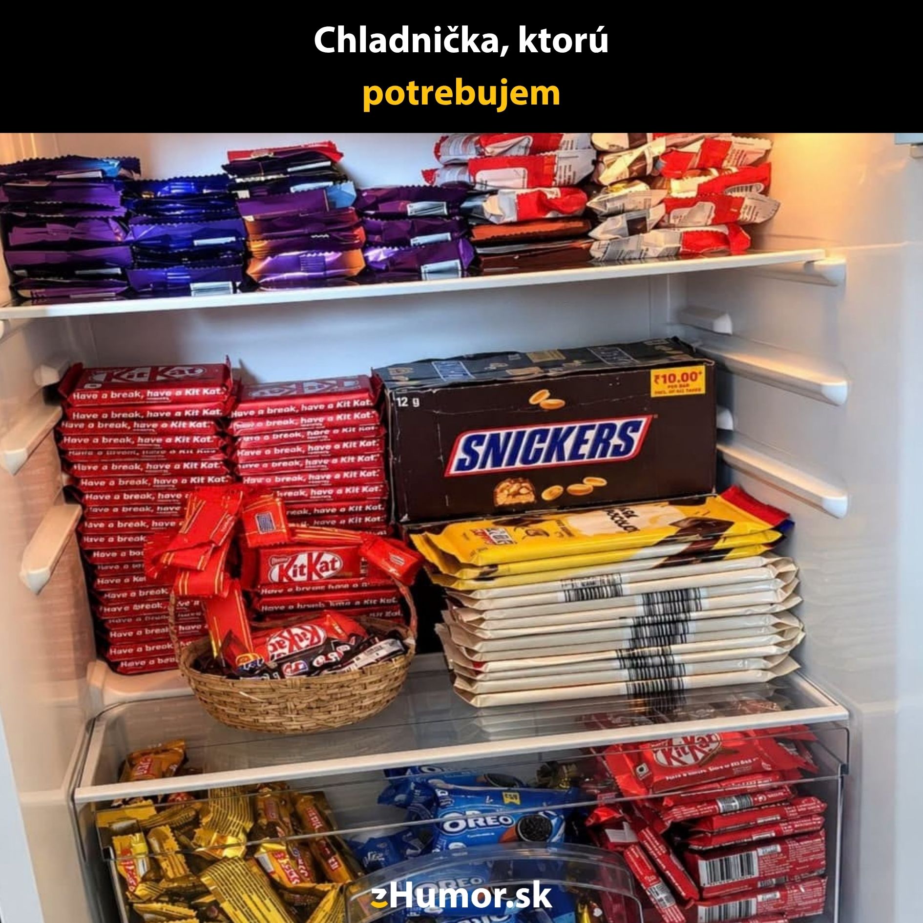 Chladnička plná čokolád a sladkostí, vrátane Snickers a KitKat, pripravená na maškrtenie.